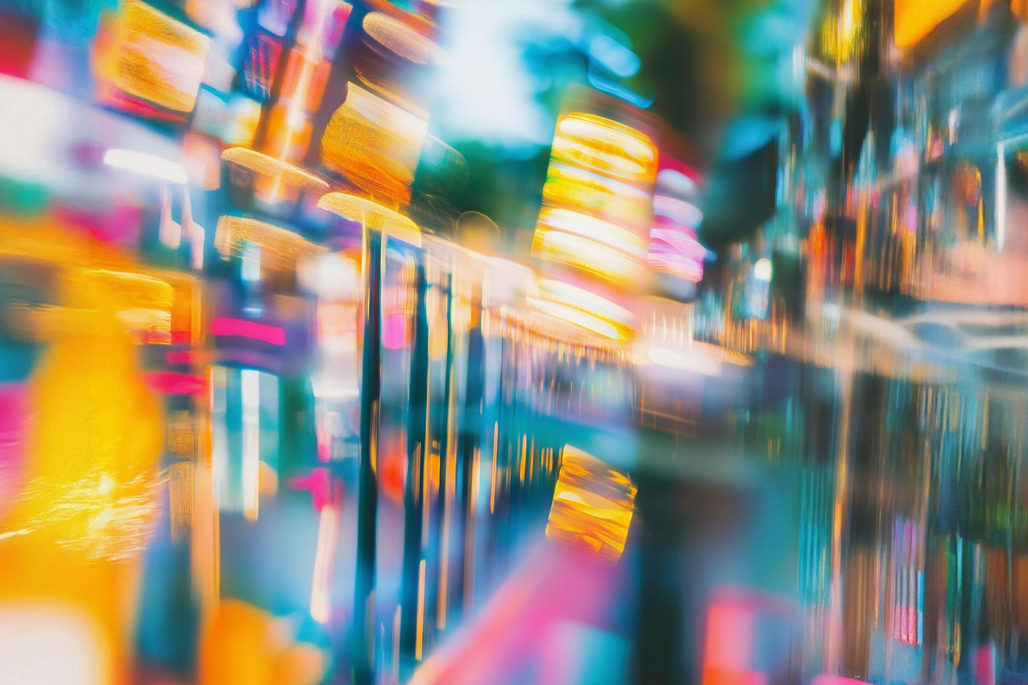 Farbliches Wirrwarr, aus dem geometrische Strukturen erwachsen.