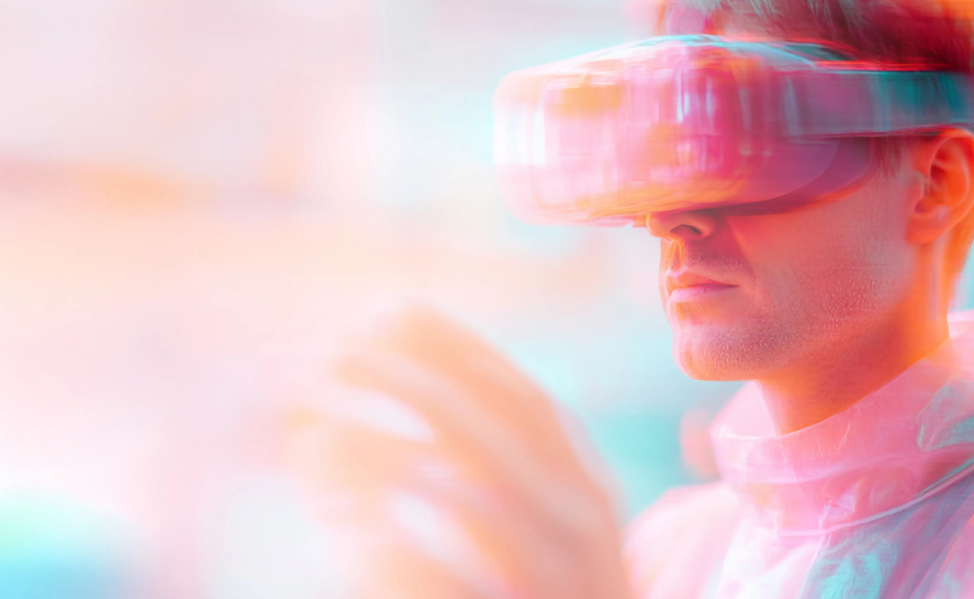 Person mit Virtual-Reality-Brille in futuristischer Lichtumgebung, interagiert fokussiert mit unsichtbarem Interface im Raum.