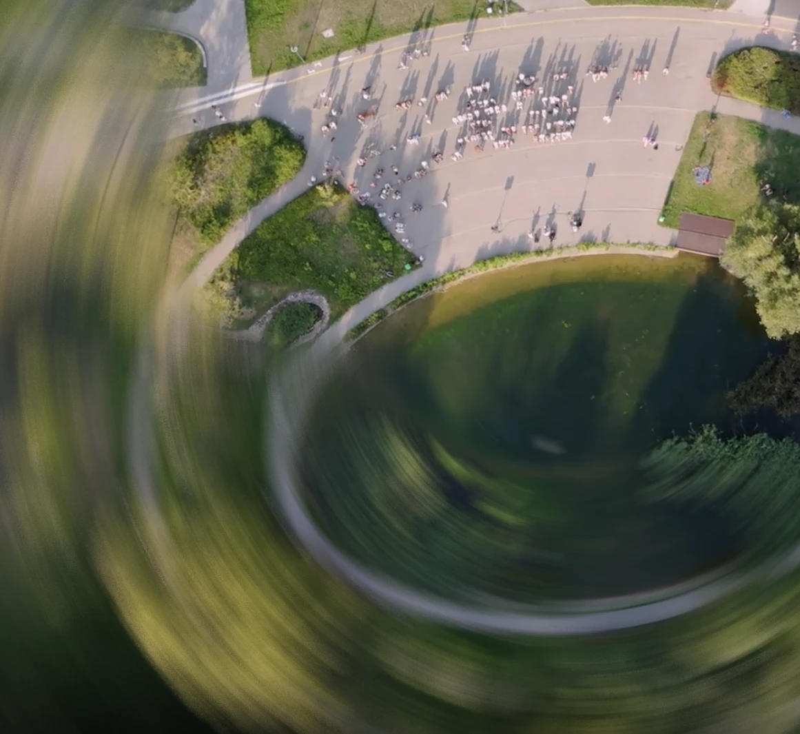 Eine Menschenmenge in einem Park aus der Vogelperspektive