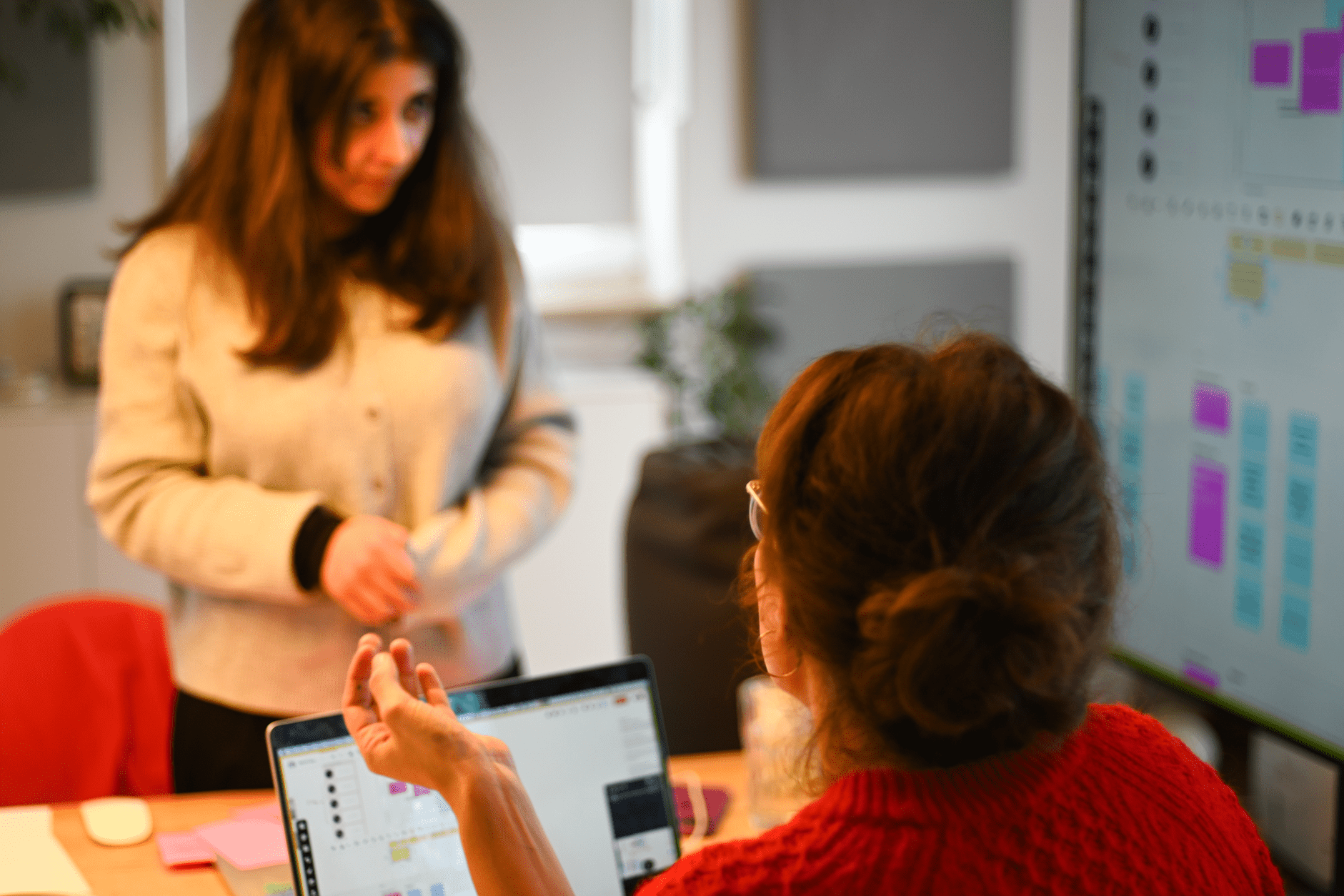 Zwei Frauen im Gespräch, Arbeitssituation R&D