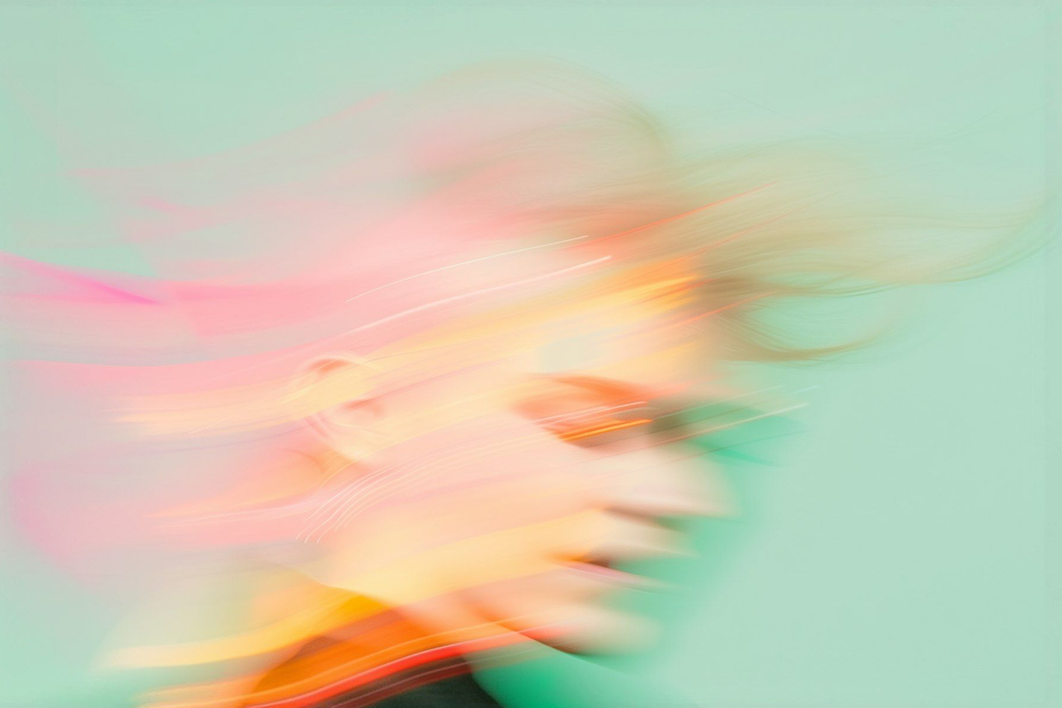 Ein junger Mann im Profil, verzerrt durch Motion Blur und in pastellfarben.