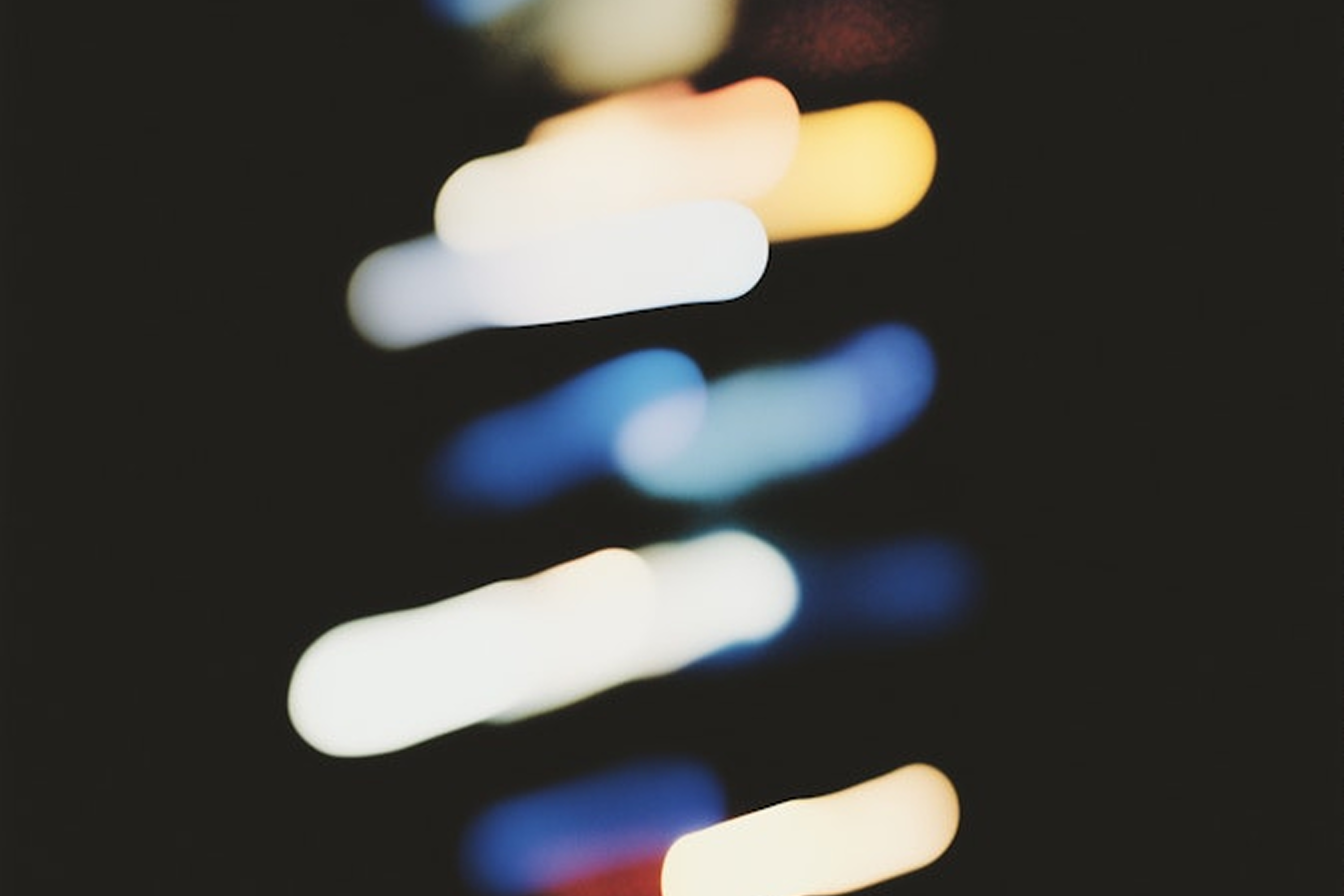 Unscharfe Lichter mit weiter Blende bei Nacht fotografiert (Bewegungsunschärfe)