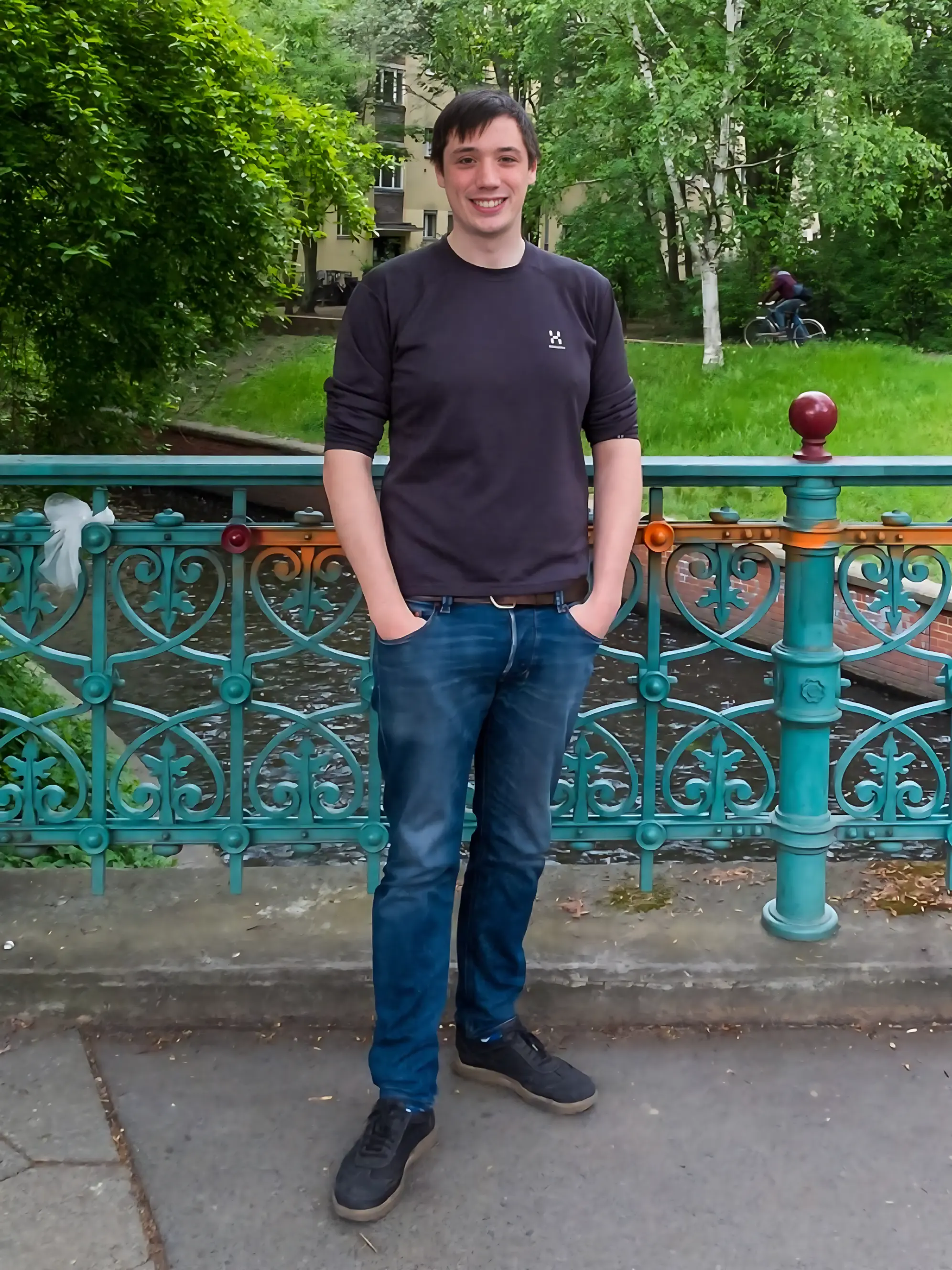Man auf Brücke