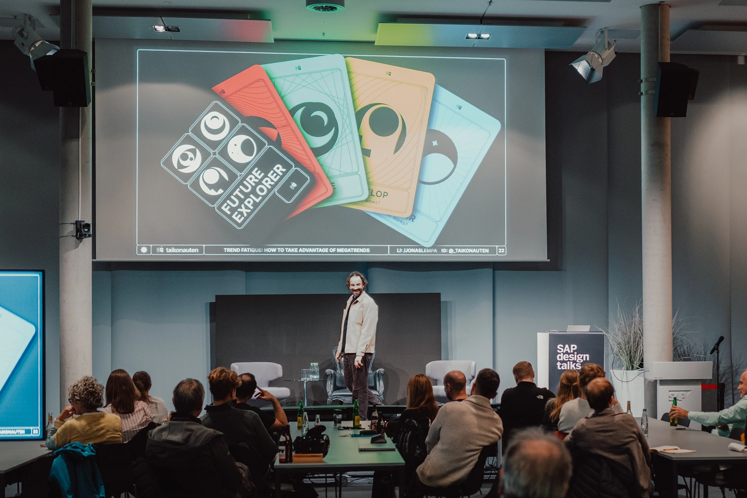 Mann auf Bühne hält Vortrag über Future Exploration