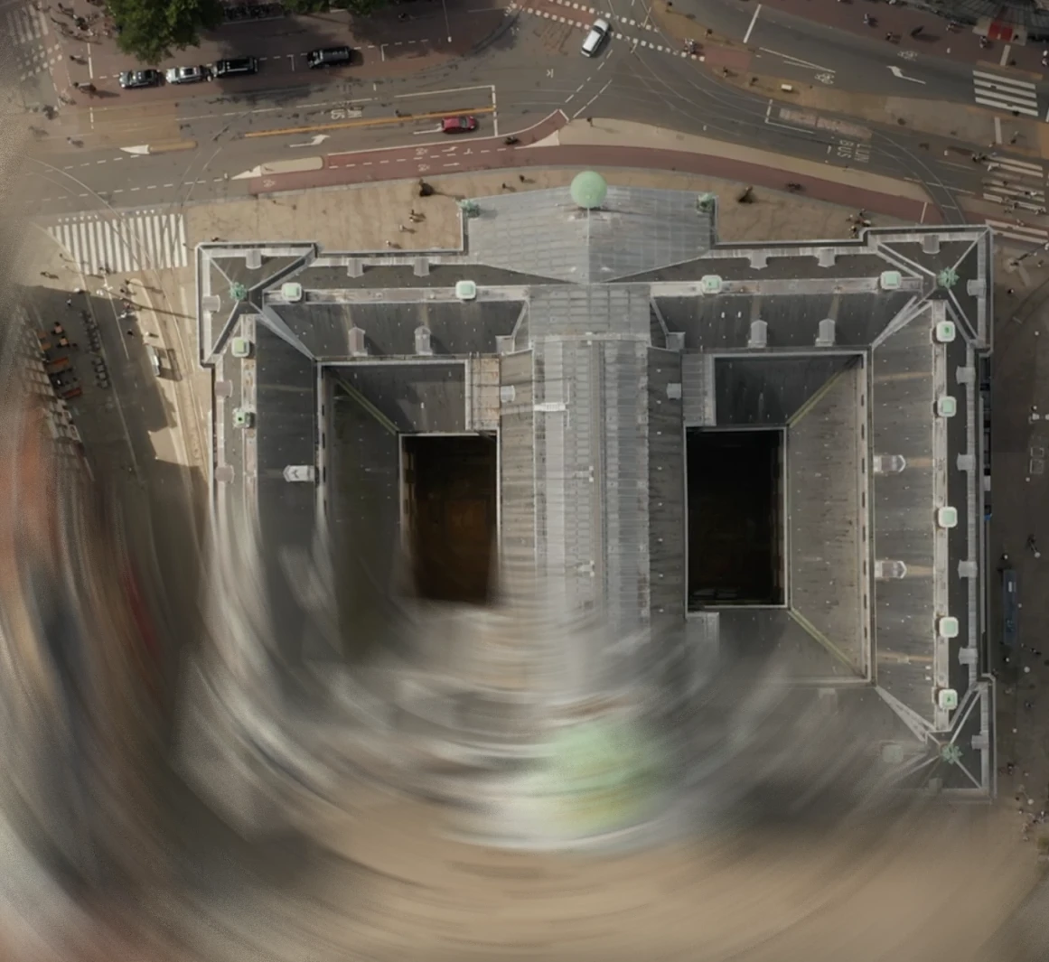 Ein Stadtgebäude aus der Vogelperspektive (Darstellung mit Motion Blur)